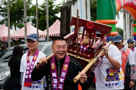 邓超穿越到98年电影叫什么(邓超穿越到98年电影叫什么)